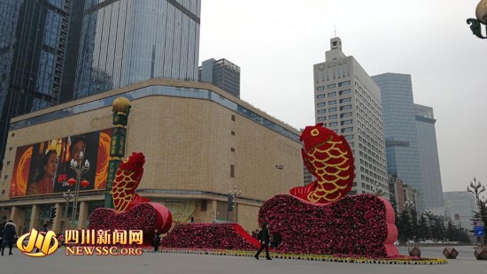 植物雕塑营造节日气氛 成都街头年味儿渐浓