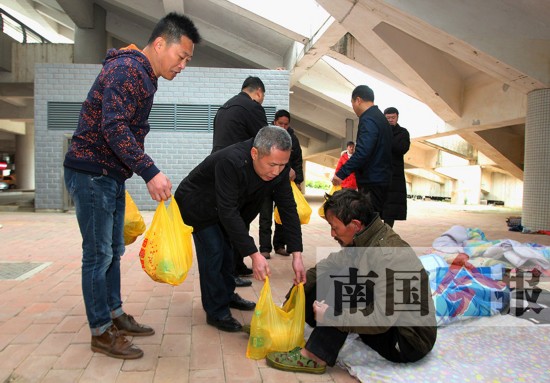 柳州民政部门发年夜饭 劝导流浪人员到救助站