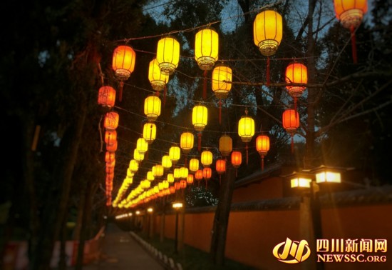 成都武侯祠大庙会试灯 10米高武财神携20名