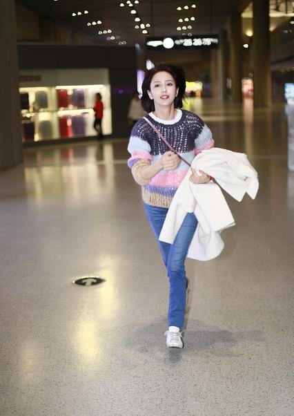 风一样的女子!佟丽娅一路狂奔赶飞机 彩虹毛衣