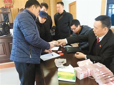 拿到拖欠3年的工资 500多农民工能安心过年了