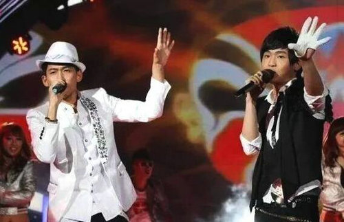 苏醒恋情曝光 和女友海里拥抱浪漫亲吻