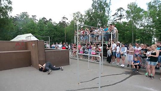 惊险!俄跑酷运动员比赛时失误致头著地摔倒