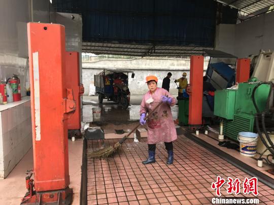 廣西環衛工人“留守”垃圾場10年僅1次回家過春節
