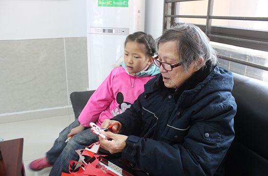 【移风易俗过新年】剪窗花 贴春联 传承民俗迎