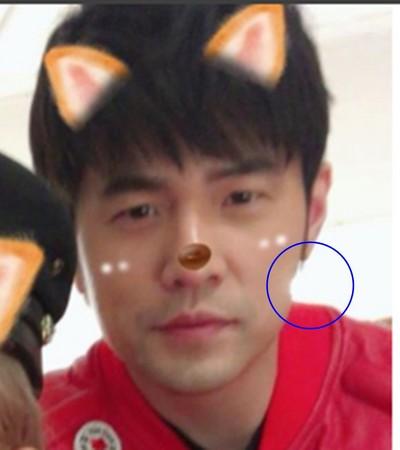 右脸缺了一角?周杰伦拜年照片P图瘦脸露馅了