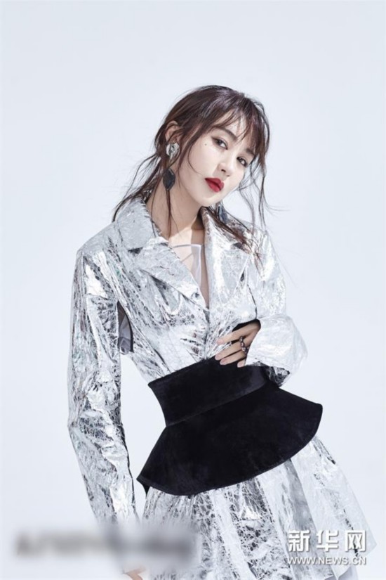 李菲儿新写真曝光 造型多变演绎都市摩登风