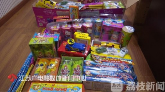 南京一男子摆摊卖烟花爆竹 拘留所里过春节