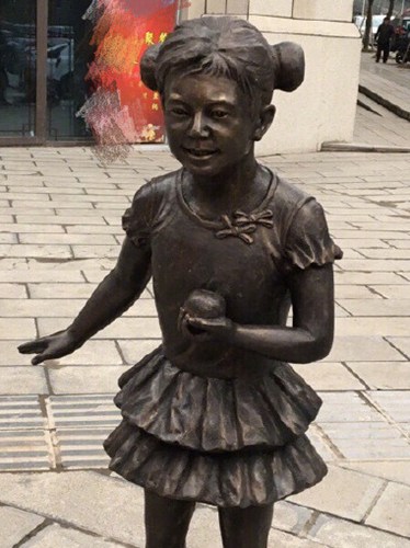 街头雕像神似何炅,网友:被黑最惨的一次!