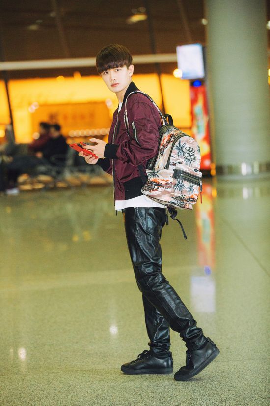 任嘉伦现身机场走路带风 个性潮搭开启纽约之