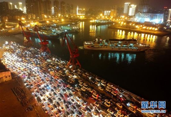 (社会)(1)琼州海峡夜间通航条件良好 万余辆汽车等待过海