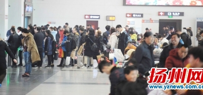 汽车站、火车站迎来返程高峰。程曦摄