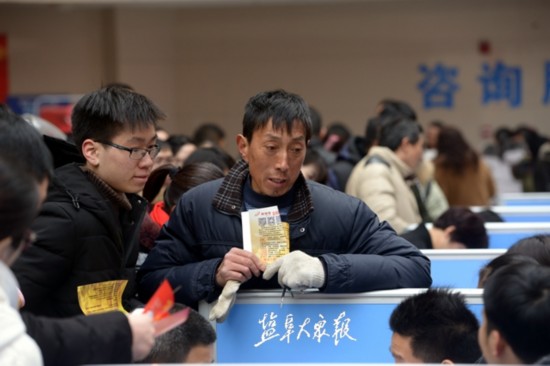 戴源察看新春春来归盐返乡乐业招聘会现场