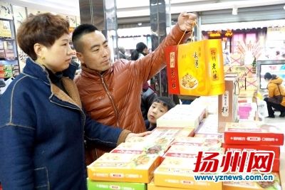 春节期间，扬州各种名特产品深受外地游客青睐。沈扬生摄　