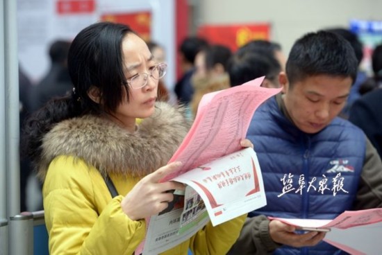 戴源察看新春春来归盐返乡乐业招聘会现场