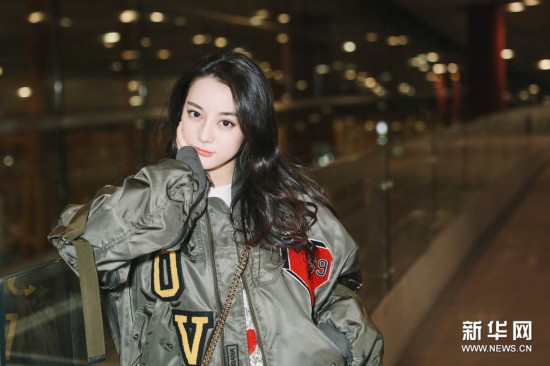 迪丽热巴启程米兰时装周青春洋气笑容满分