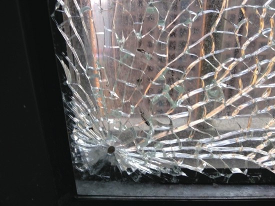 长沙县多户高层住户家莫名出现弹孔 警方介入