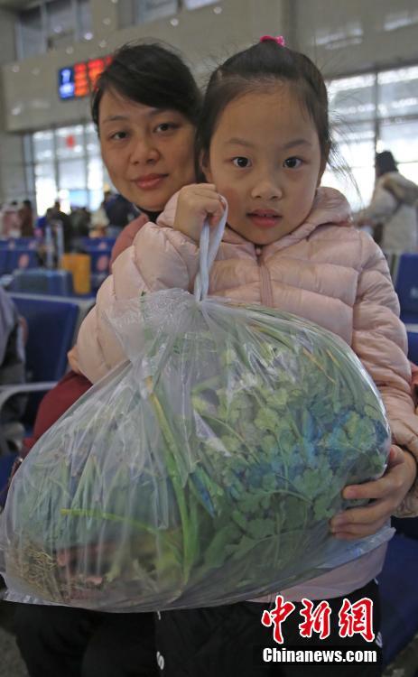 春运返程旅客行李箱中盛满家的味道