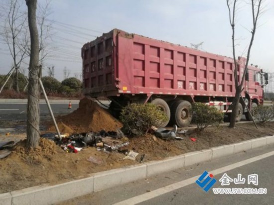 312国道镇江丹徒段发生追尾事故 造成三人死亡