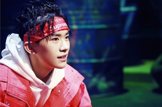 易烊千玺大秀忍者舞 网友:这波舞蹈秀满分