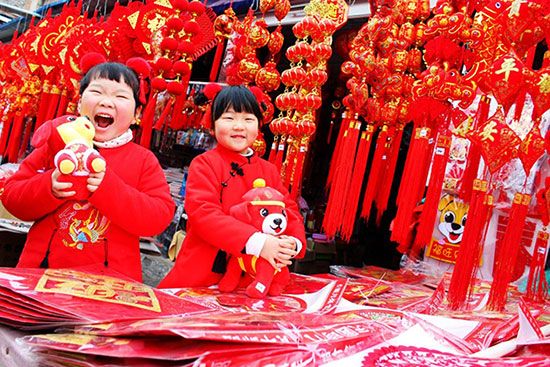 选购年货快乐多。 安徽淮南网友米雪 摄