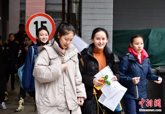 宋祖儿现身北京电影学院2018年艺考现场