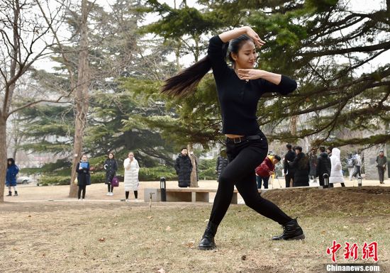 宋祖儿现身北京电影学院2018年艺考现场