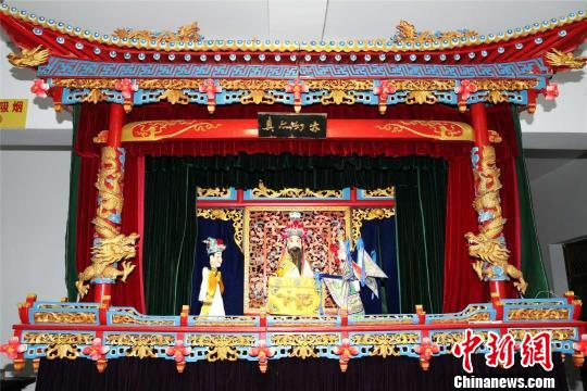 “一人戏班”闹新春:探“非遗”单档布袋戏的传承路