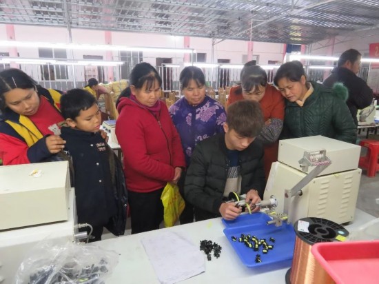 平果县举办残疾人电子电具加工技能岗前培训班