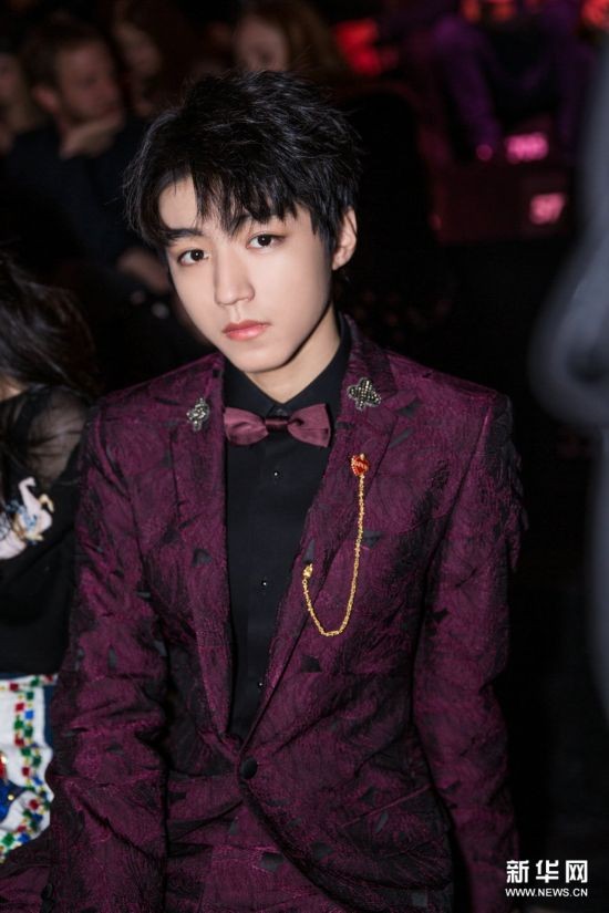 王俊凯米兰时装周亮相大秀 摩登真我质感十足