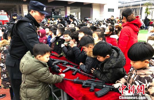 江苏盐城警方校园内开安全教育超市 小学生体