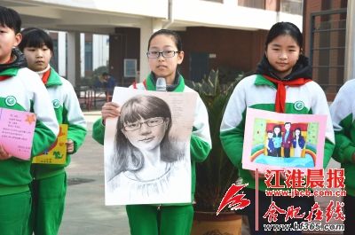 抢着晒寒假作业 学生乐开了花