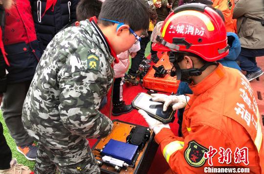 江苏盐城警方校园内开安全教育超市 小学生体