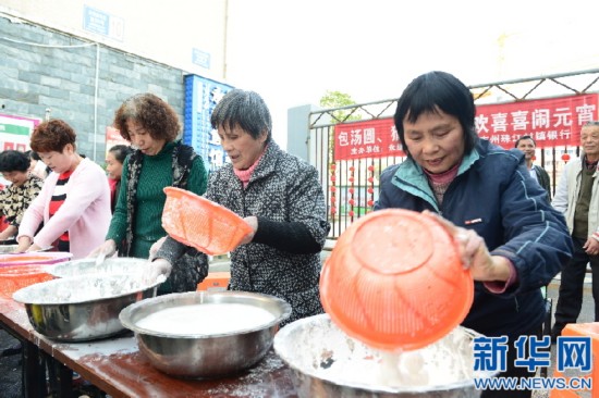 【网络媒体走转改】吉安：包汤圆猜灯谜闹元宵 社区居民欢喜庆佳节