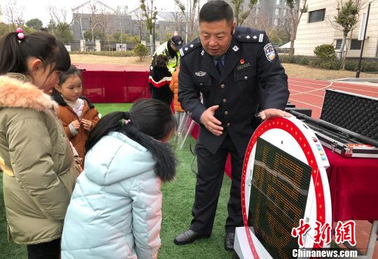江苏盐城警方校园内开安全教育超市 小学生体
