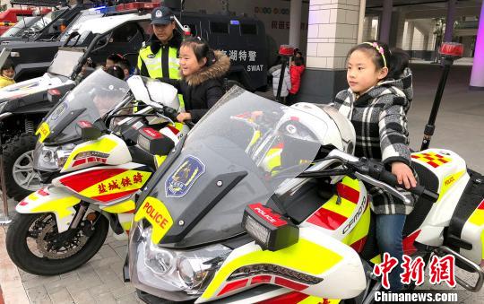 江苏盐城警方校园内开安全教育超市 小学生体