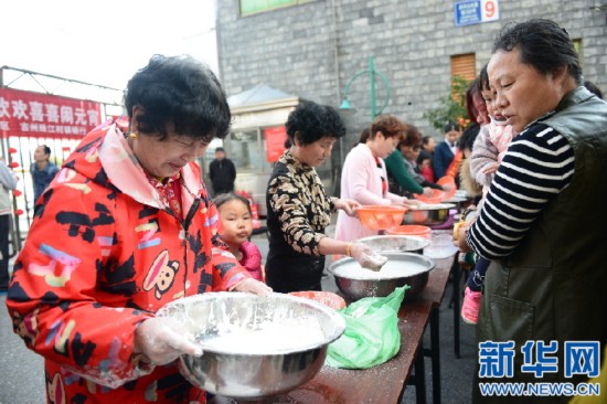 【网络媒体走转改】吉安：包汤圆猜灯谜闹元宵 社区居民欢喜庆佳节