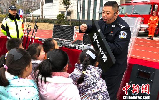 江苏盐城警方校园内开安全教育超市 小学生体