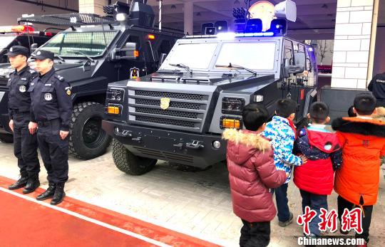 江苏盐城警方校园内开安全教育超市 小学生体