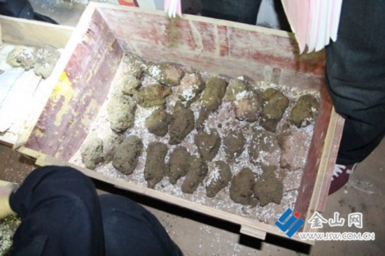 镇江丹阳一老房子下清理出百余枚炮弹