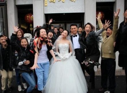 他的妻子是青年演员李佳,靳东是李佳的第二任丈夫,而李佳也是赵薇