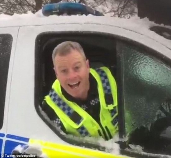 滑稽!英一警察用头撞去车窗冰块视频走红网络