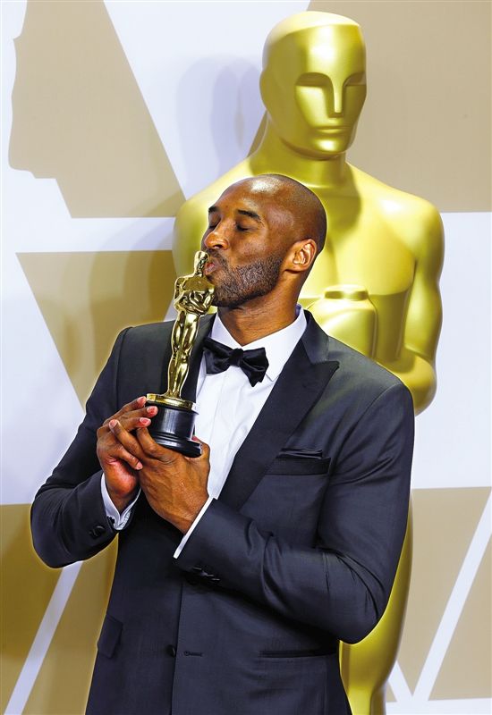 退役两年,科比转行拿到 小金人