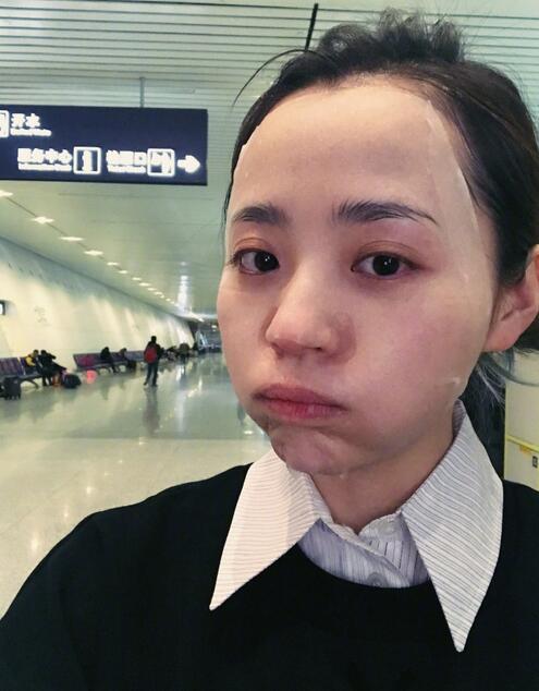 张靓颖录制节目至凌晨 机场素颜敷面膜