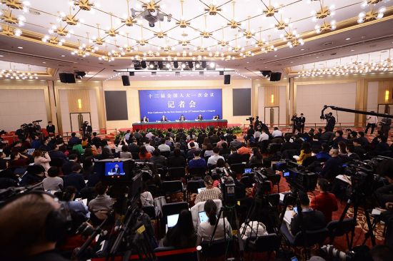 财政部部长肖捷等就“财税改革和财政工作”答记者问。人民网记者 张启川 摄