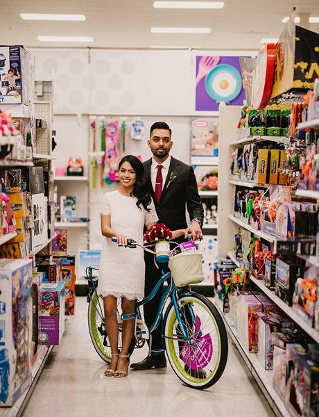 别样浪漫!美情侣零售店拍摄婚纱照走红