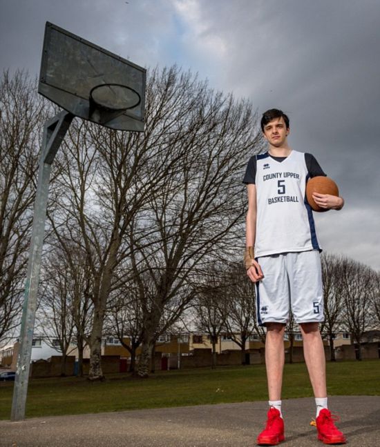 英16岁男孩身高2.2米 打破同龄段世界记录