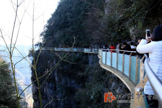 矮寨悬崖栈道迎来首批“尝鲜”游客