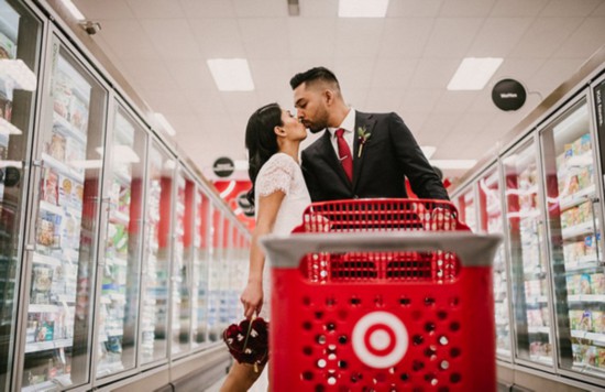 别样浪漫!美情侣零售店拍摄婚纱照走红