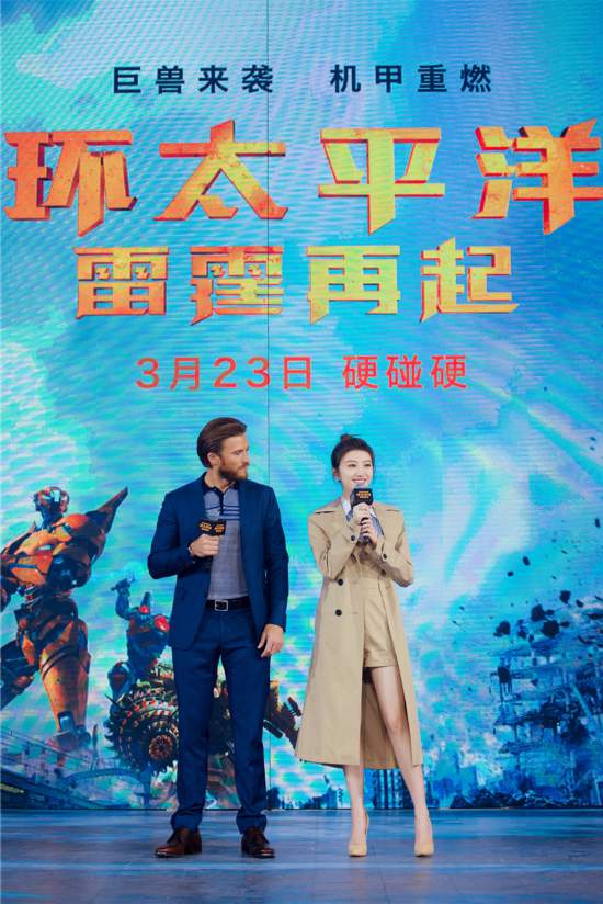 《环太平洋2》发布会 景甜又酷又萌秀美腿